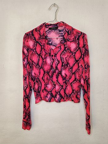 Chemisier crop top motif serpent rose - Bershka 
