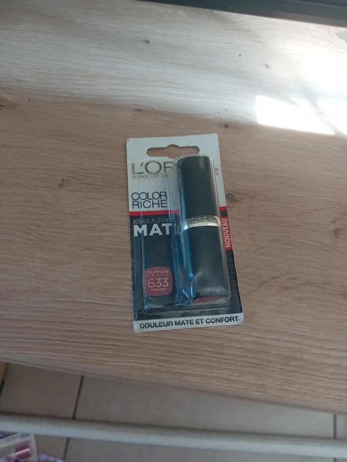 Rouge a lèvres coloris 633 moka chic