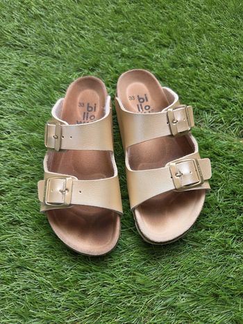 Mules / Sandales Billowy dorée fille.
Taille 33