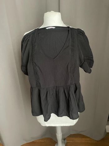 Blouse noire à pois et broderies