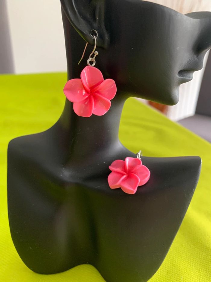 Boucles d’oreilles fleur d’hibiscus rose en résine