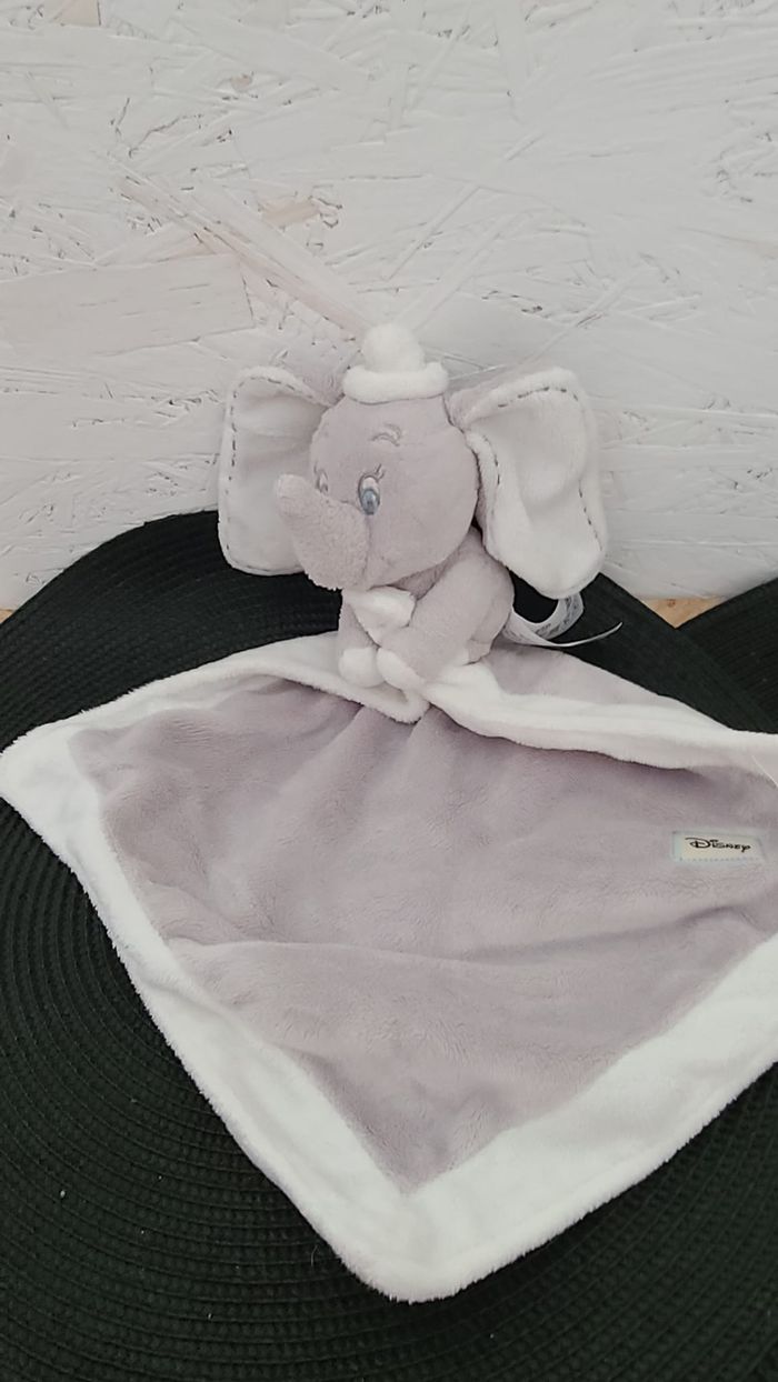 - DOUDOU PLAT ELEPHANT DUMBO DISNEY NICOTOY GRIS YEUX BLEU CHAPEAU BLANC - photo numéro 3
