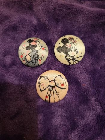 3 badge minnie disney store