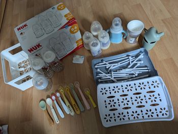 Lot articles puériculture biberons en verres, en plastique, cuillères etc.