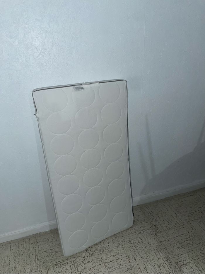 Matelas IKEA bébé très très bon état
