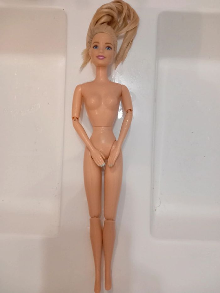 Barbie articulée avec vernis vintage