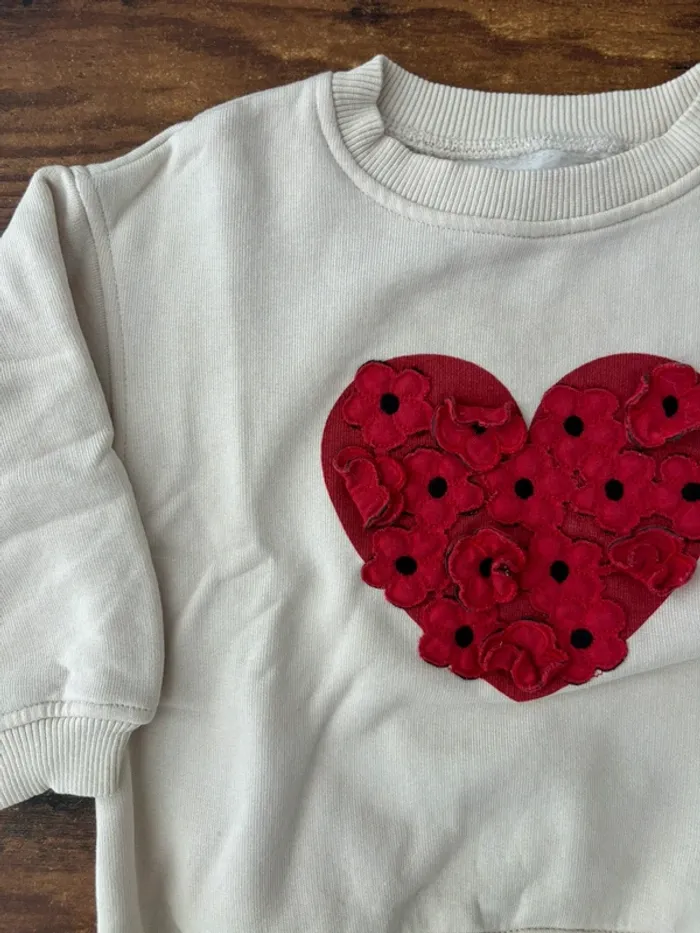 Sweat beige avec cœur rouge fleuri - photo numéro 2