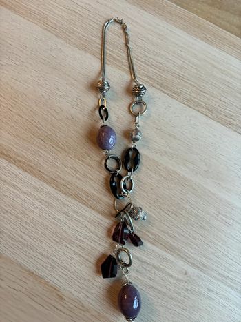 Collier argenté et violet