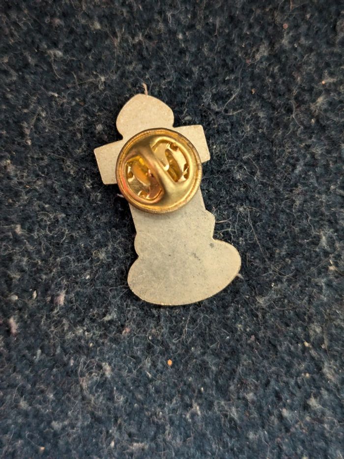 Pins publicitaire journal le Parisien - photo numéro 3