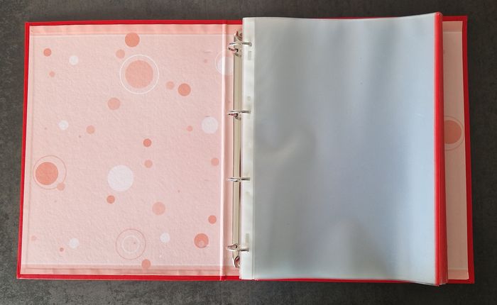 Classeur A4 rouge comme NEUF + 50 pochettes transparentes Exc. état à NEUVES - photo numéro 2