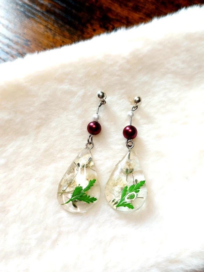 Magnifique paire de boucles d'oreilles pendantes en résine style bohème - photo numéro 3