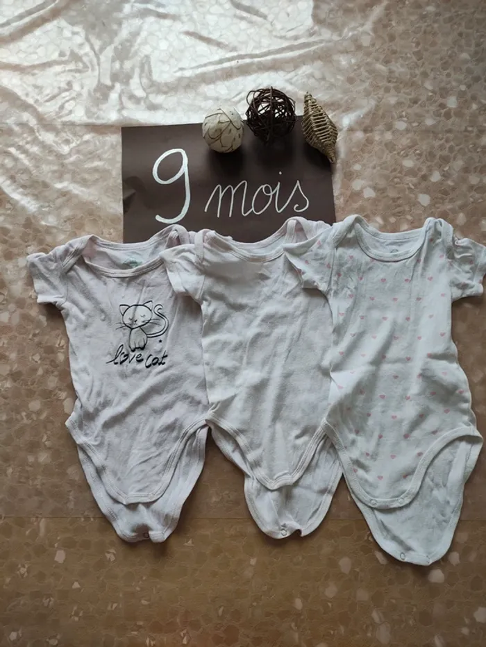 Lot de trois bodies manches courtes