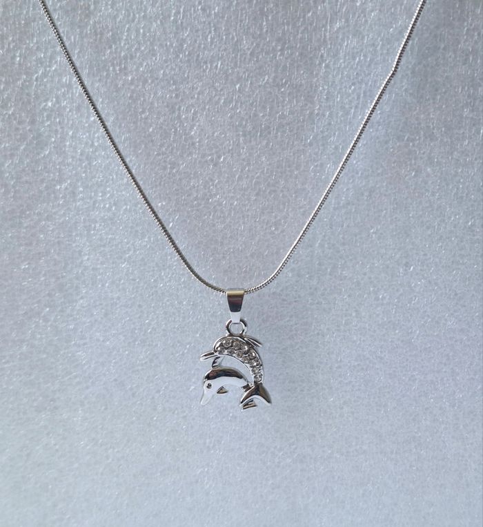 Collier pendentif dauphin et son petit - photo numéro 2