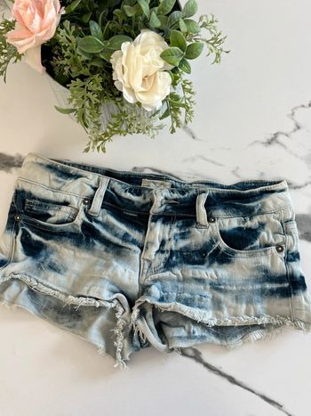 Short  taille basse échancrée en jean délavé
