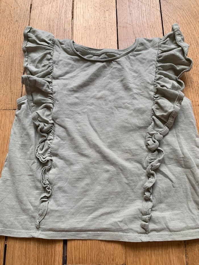 T-shirt kaki à volants 6 ans très bon état