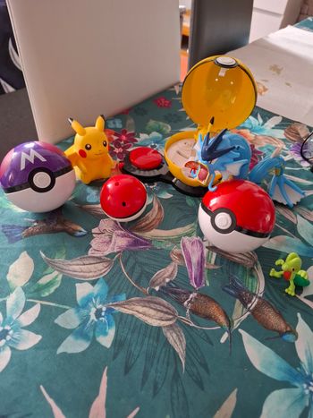 Magnifique lot de pokeball avec figurine 