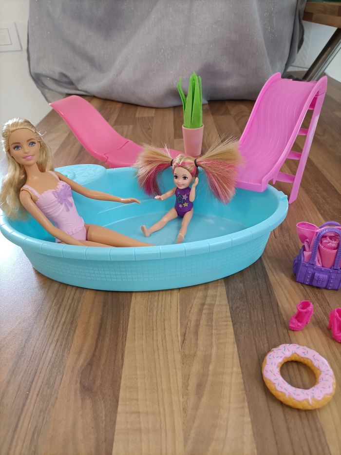Lot barbie - Sortie Mère fille à la piscine - 2 barbies, accessoires et 1 livre - photo numéro 4