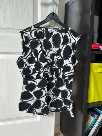 Haut débardeur cintré à motifs blancs noirs et marrons