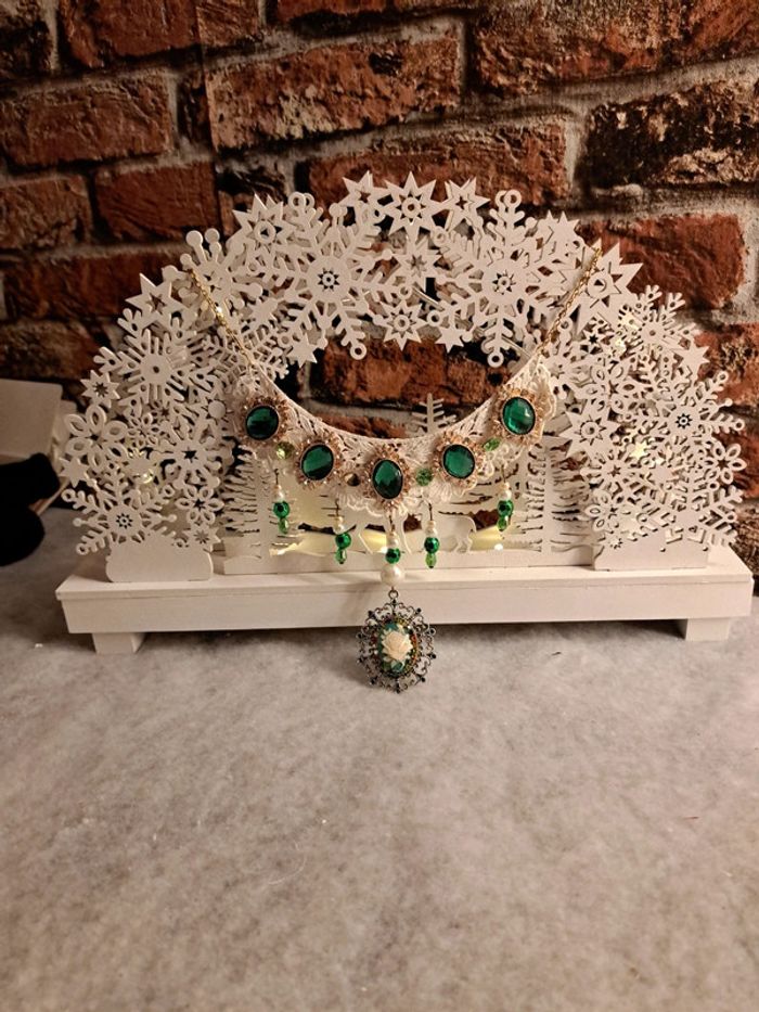 Collier magnifique strass vert dentelle et pendentif camé - photo numéro 2