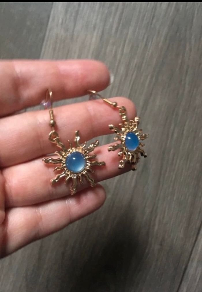Boucles d’oreilles pendantes NEUVES femme en forme de soleil ☀️ couleurs bleu clair et doré - photo numéro 3