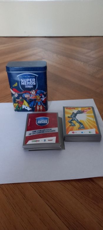 Boîte en Métal avec 73 Cartes Stickers NEUF