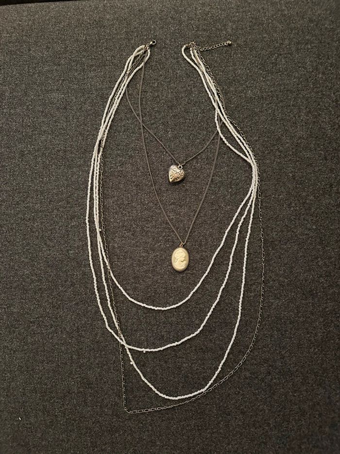 Collier sautoir multi rang argenté et perles blanches