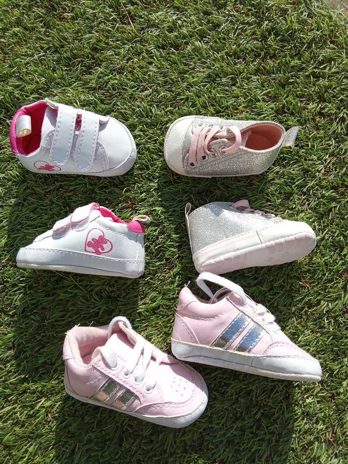 Lot de 3 paires de baskets, chaussures,  pour bébé fille taille taille  16,17 soit 0, 6 mois, lulu castagnette et autre,  toute saison , à enfiler