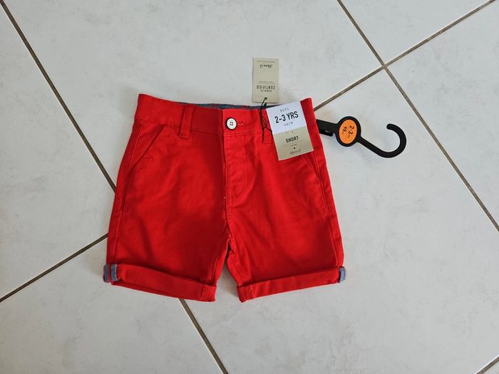 Short garçon chino rouge 2/3 ans neuf VIN - photo numéro 2