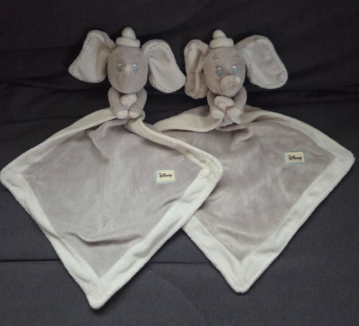 Lot de 2 doudous Éléphant Dumbo gris avec mouchoir - Disney