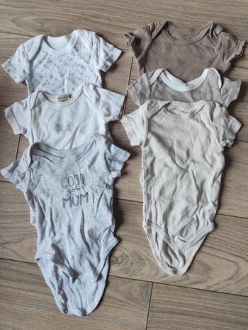 Lot bodies taille 3 mois.