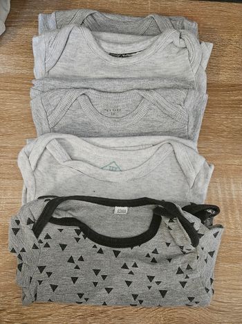 Lot 5 bodys mixte manches longues taille 3 mois