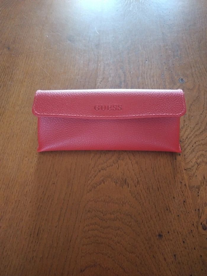 Etui a lunette guess hotsell