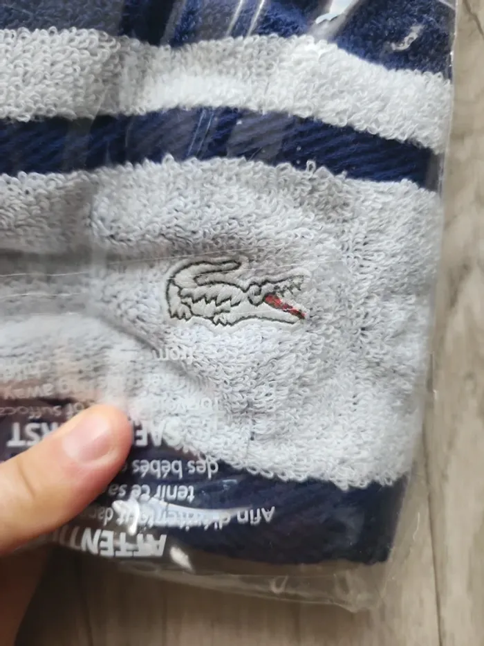 Serviette drap de bain lacoste - photo numéro 2