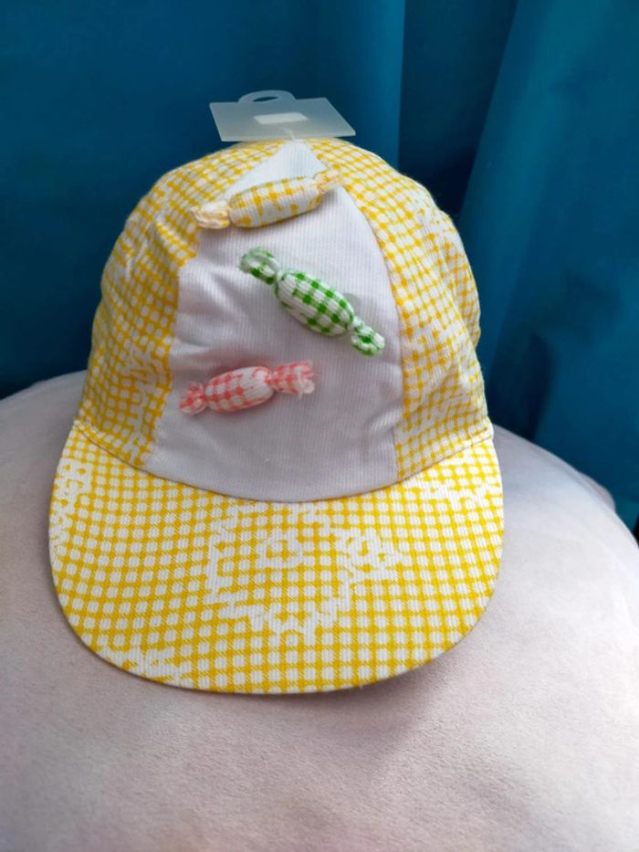 Casquette bébé à carreaux jaune – motif bonbons 3D - photo numéro 2