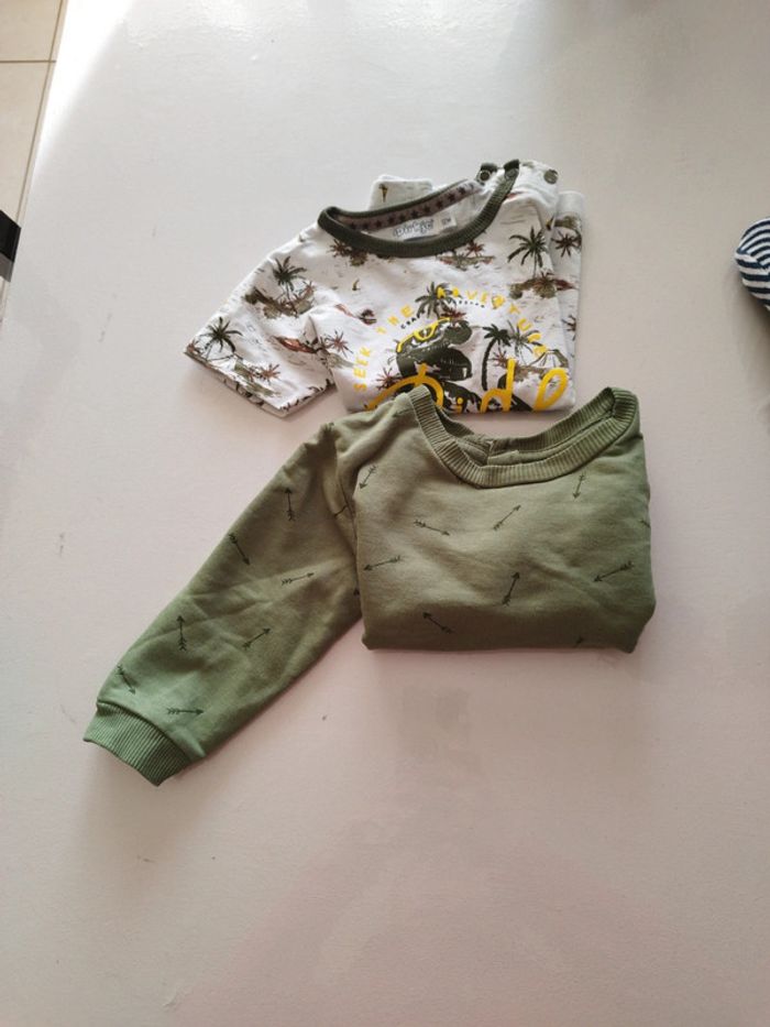 Lot vêtements garçon tee shirt pull et pijama 2 pieces12 mois - photo numéro 2