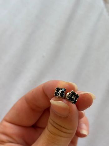 petites boucles d’oreilles strass noir carré