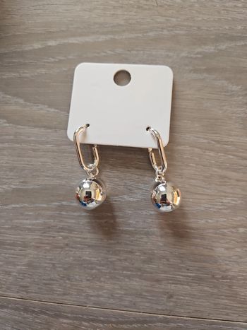 Boucles d'oreilles boucles couleur argenté neuves