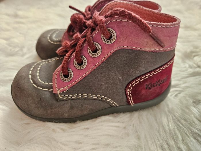 Bottines Kickers grises et roses – Idéales premiers pas – Pointure 22 – Bon état - photo numéro 2