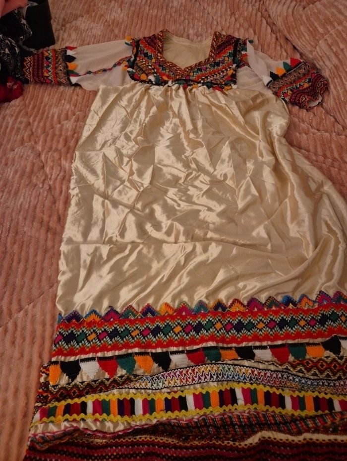 Robe kabyle avec aguousse porter 2 fois - photo numéro 4