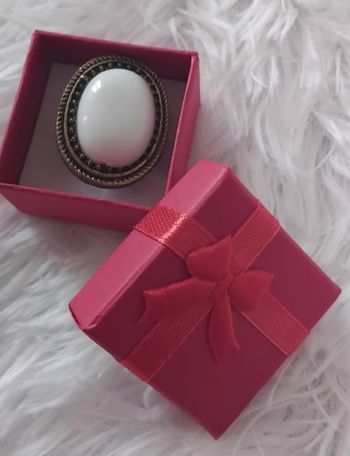 Bague ajustable vieux doré- ovale- pierre blanche pour petits doigt