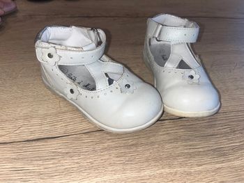 Chaussure blanche babies boîte à malices