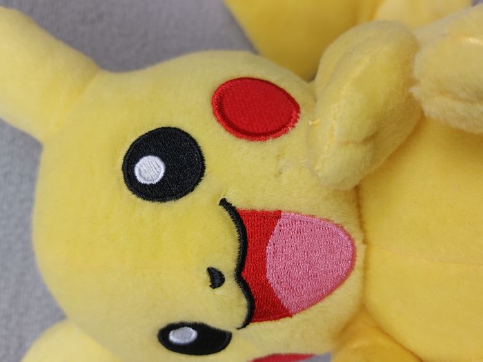 Peluche doudou PIKACHU POKEMON TOMY 2017 Nintendo 22 cm - photo numéro 4