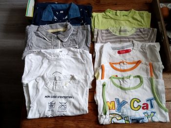 2 polos, 5 tee-shirts manches courtes,  2 tee-shirts avec pressions à l'arrière