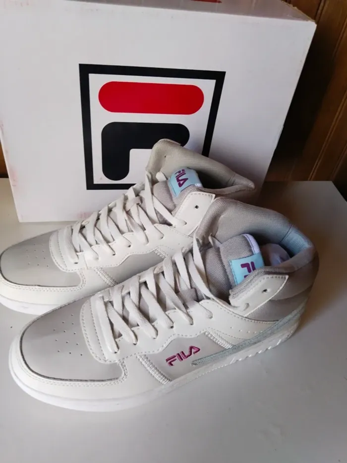 Paire de baskets montantes femme de marque Fila pointure 41 - photo numéro 2
