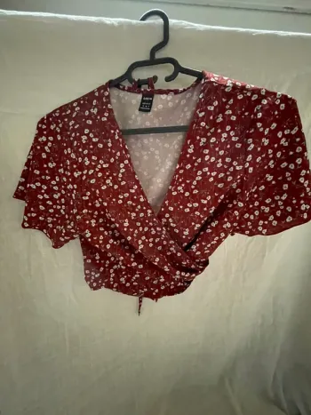 Crop top bordeaux Shein – T.M, motif fleuri