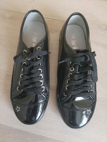 Chaussures vernies à lacets