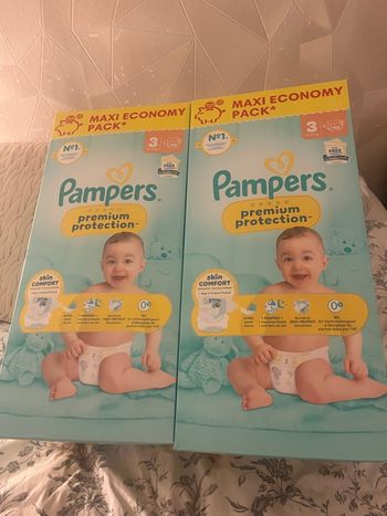 Deux cartons de couches Pampers taille 3 