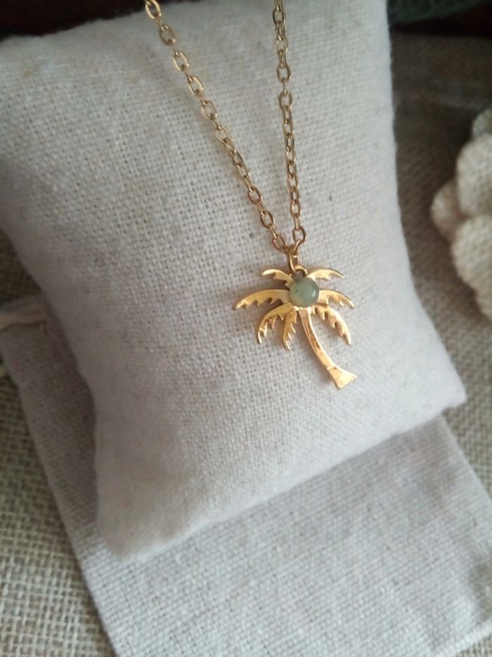 Collier pendentif palmier et pierre aventurine verte