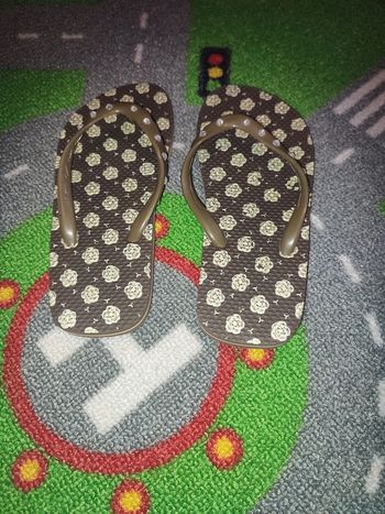 tongs marrons