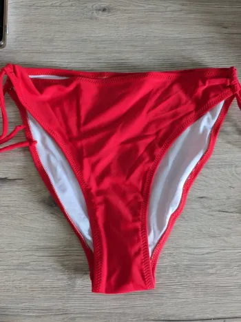 Bain de maillot de bain rouge neuf